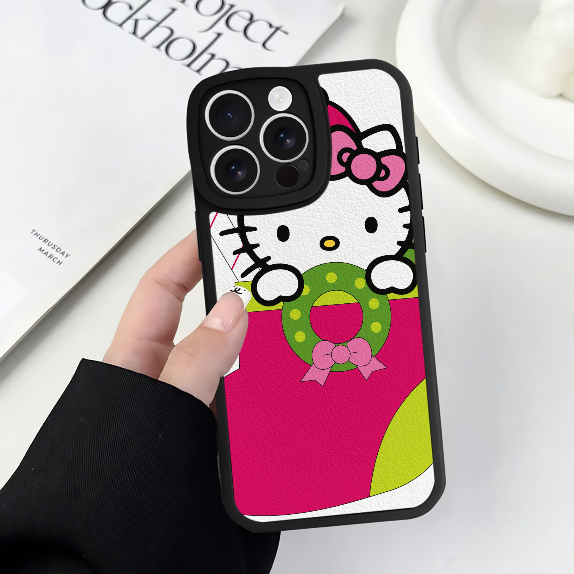 （画像用） Hello Kitty ハローキティ 【iPhone 16シリーズ対応】シリコンスマホケース（レザー調） 材質：シリコン